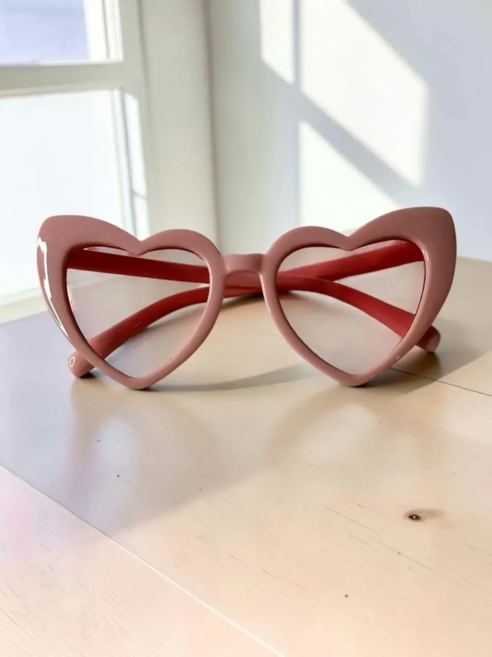 Vintage Style Heart-Shaped Sunglasses in Pink